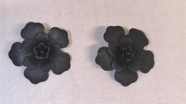 Black flower earrings – Metal (5.5 × 5.5 cm)