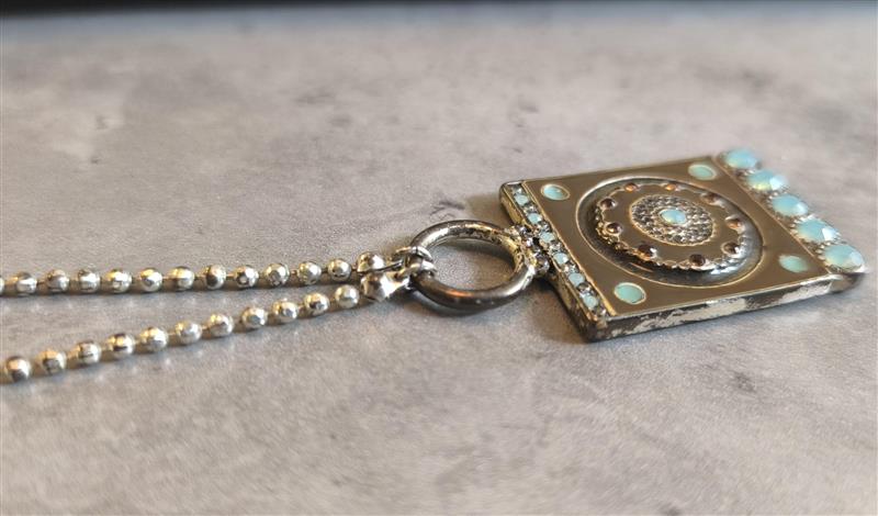 Necklace with rectangular pendant – Turquoise stones & metal chain
