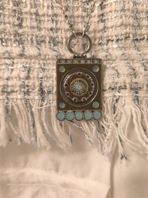 Necklace with rectangular pendant – Turquoise stones & metal chain