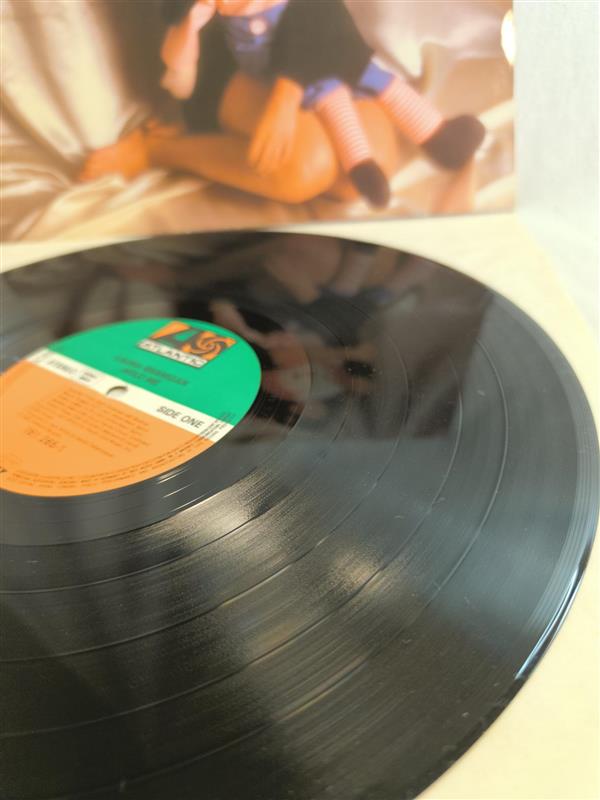 Laura Branigan – Hold Me