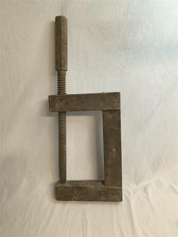 Antique wooden screw clamp (50 x 19 cm)