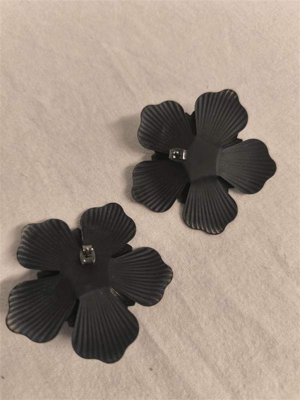 Black flower earrings – Metal (5.5 × 5.5 cm)