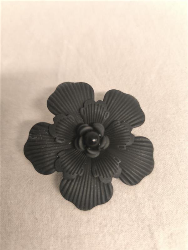 Black flower earrings – Metal (5.5 × 5.5 cm)